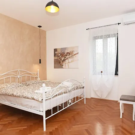 Nina By Interhome * Nedeščina